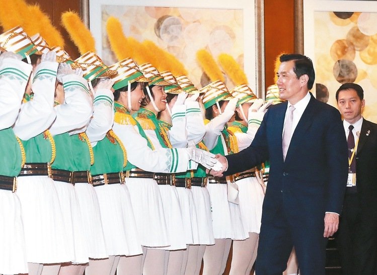 僑宴上,20多位年紀(jì)平均50歲的“北一女儀隊(duì)”操槍表演,歡迎馬英九的到來。 僑宴上,20多位年紀(jì)平均50歲的“北一女儀隊(duì)”操槍表演,歡迎馬英九的到來。