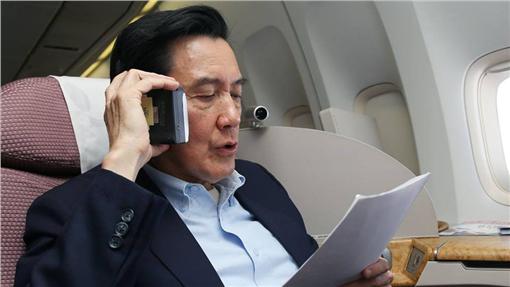 前往美洲的飛行路程中,馬英九利用時(shí)間加緊練習(xí)西班牙語。
