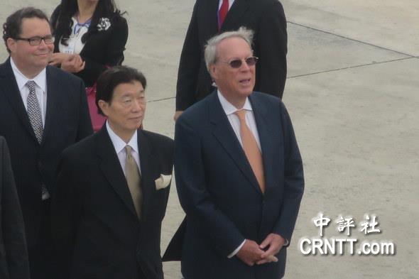 沈呂巡(左)和薄瑞光(右)等候馬英九的專機(jī)停下來。