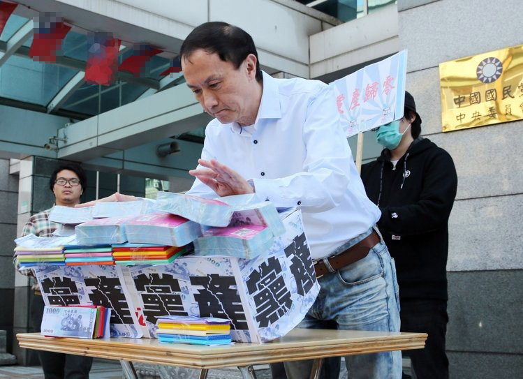 李新上演“行為藝術”,推倒象征黨產的墻 李新上演“行為藝術”,推倒象征黨產的墻