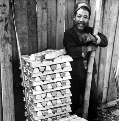 1948年底,這些由人看管的金屬錠,被運往上海轉至臺灣