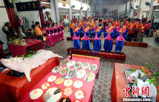 丙申年兩岸共祭白馬王祈福大典循漢代古禮進(jìn)行,行三獻(xiàn)禮。 記者劉可耕 攝