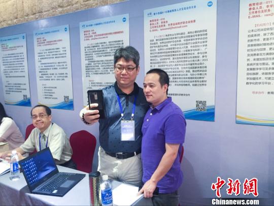 圖為兩岸企業負責人洽談后合影留念。 林玲 攝