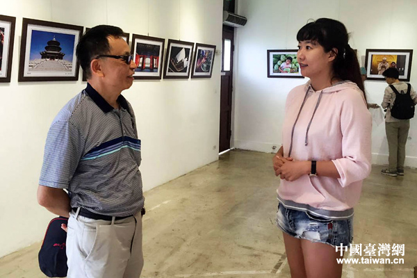 工作人員向觀影者進行講解 工作人員向觀影者進行講解