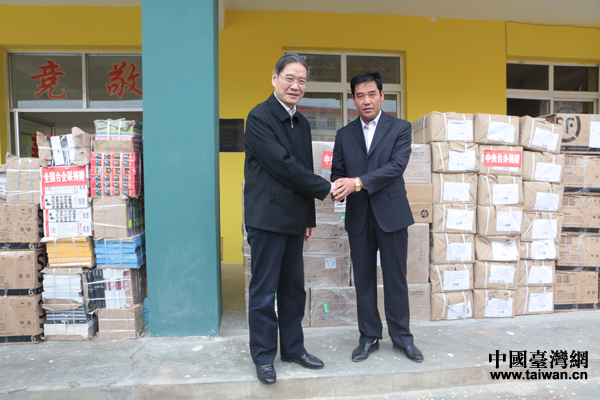 此次調研,還為廣河縣三中捐贈了20余萬元的電腦、書籍和體育用品 此次調研,還為廣河縣三中捐贈了20余萬元的電腦、書籍和體育用品