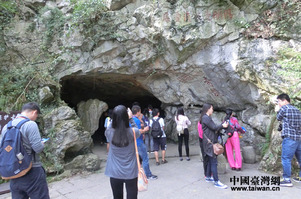 訪王學(xué)勝地感龍場悟道 網(wǎng)媒記者在修文體會“知行合一”精神 訪王學(xué)勝地感龍場悟道 網(wǎng)媒記者在修文體會“知行合一”精神