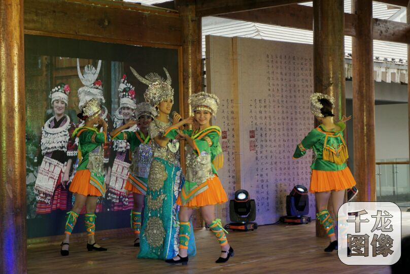 兩岸漢字藝術(shù)節(jié)暖場歌舞,頗具貴州民族特色。千龍網(wǎng)記者張靜攝。-1 兩岸漢字藝術(shù)節(jié)暖場歌舞,頗具貴州民族特色。千龍網(wǎng)記者張靜攝。-1