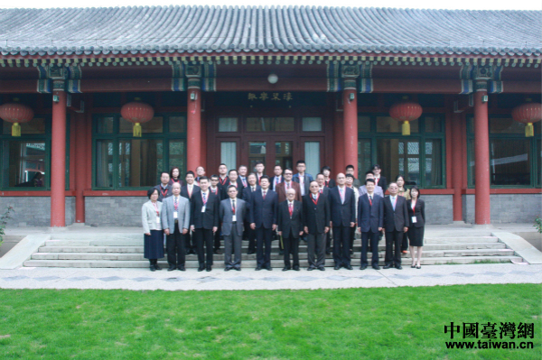 與會(huì)的兩岸嘉賓在宋慶齡故居大客廳外合影留念 與會(huì)的兩岸嘉賓在宋慶齡故居大客廳外合影留念