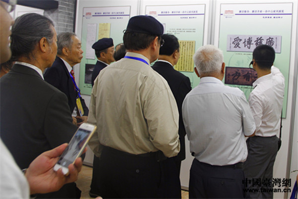 參觀者參觀孫中山故居。圖為參觀者正在仔細傾聽紀念館講解員關于孫中山先生的介紹 參觀者參觀孫中山故居。圖為參觀者正在仔細傾聽紀念館講解員關于孫中山先生的介紹