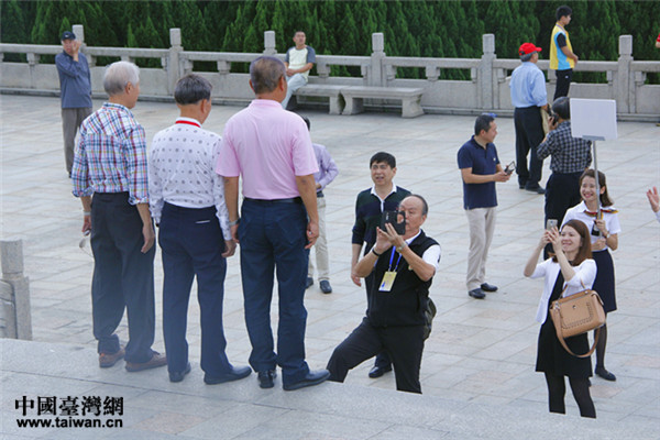 參觀者參觀孫文紀念公園。孫文紀念公園設有孫中山先生銅像,參觀者在孫中山先生銅像前合影 參觀者參觀孫文紀念公園。孫文紀念公園設有孫中山先生銅像,參觀者在孫中山先生銅像前合影