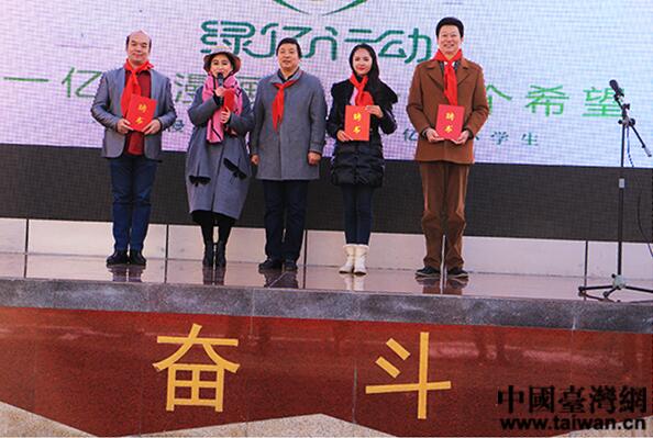 兩岸同胞攜手辦公益 環(huán)保漫畫書走進(jìn)奮斗小學(xué) 兩岸同胞攜手辦公益 環(huán)保漫畫書走進(jìn)奮斗小學(xué)