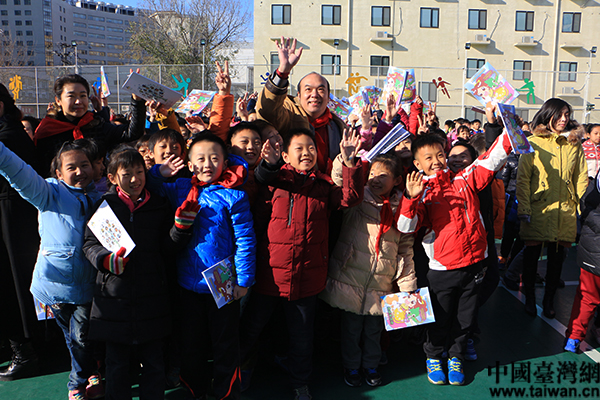 兩岸同胞攜手辦公益 環(huán)保漫畫書走進(jìn)奮斗小學(xué) 兩岸同胞攜手辦公益 環(huán)保漫畫書走進(jìn)奮斗小學(xué)
