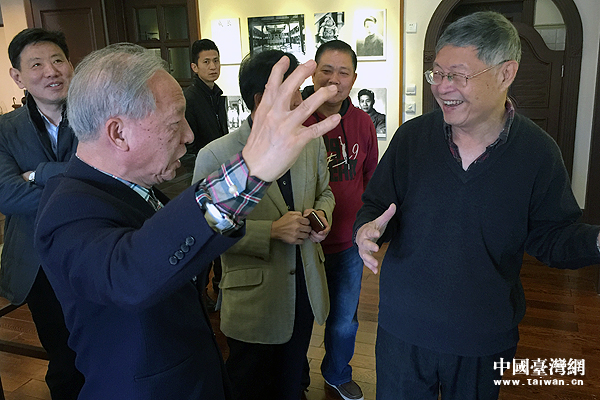 臺(tái)灣書(shū)法家觀看林正亨圖片展 忘情高歌滿江紅 臺(tái)灣書(shū)法家觀看林正亨圖片展 忘情高歌滿江紅