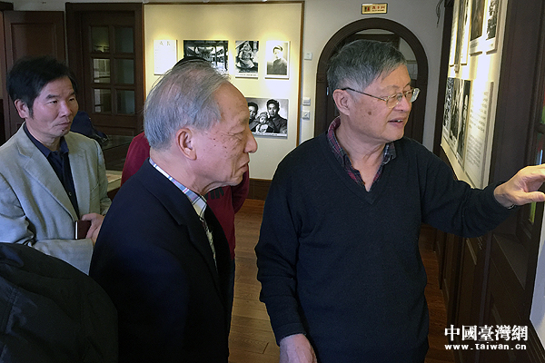 臺(tái)灣書(shū)法家觀看林正亨圖片展 忘情高歌滿江紅 臺(tái)灣書(shū)法家觀看林正亨圖片展 忘情高歌滿江紅