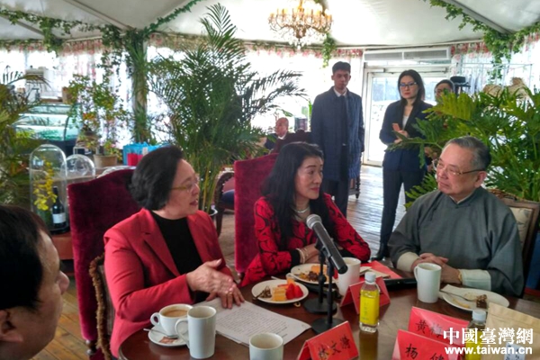 林文漪(左一)在座談會(huì)上發(fā)表講話 林文漪(左一)在座談會(huì)上發(fā)表講話