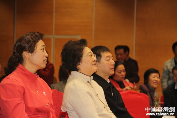 林文漪(中間)蘇輝(左一)葉克冬(右一)觀看節目表演 林文漪(中間)蘇輝(左一)葉克冬(右一)觀看節目表演