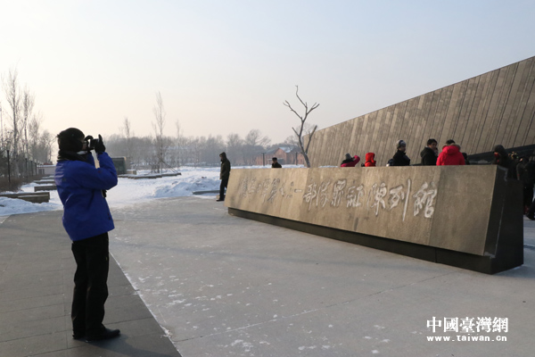兩岸學(xué)生參觀“731部隊罪證陳列館” 兩岸學(xué)生參觀“731部隊罪證陳列館”