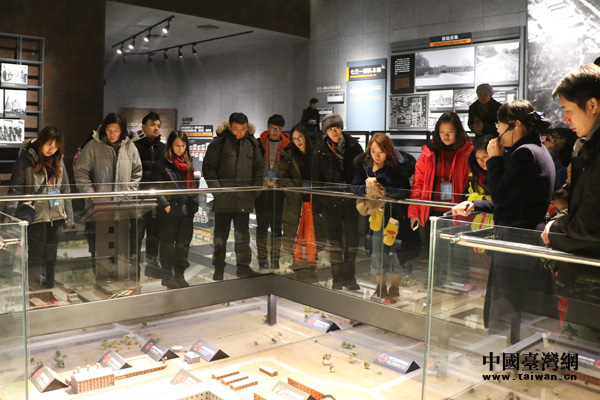 兩岸學(xué)生參觀“731部隊罪證陳列館” 兩岸學(xué)生參觀“731部隊罪證陳列館”