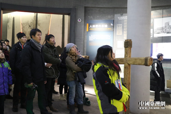 兩岸學(xué)生參觀“731部隊罪證陳列館” 兩岸學(xué)生參觀“731部隊罪證陳列館”
