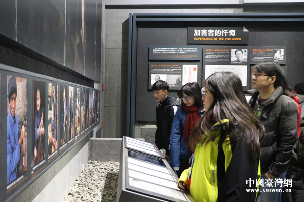 兩岸學(xué)生參觀“731部隊罪證陳列館” 兩岸學(xué)生參觀“731部隊罪證陳列館”