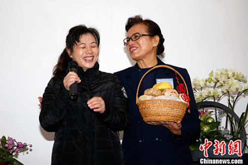 圖為春節前夕,洪年香(左)與幫助過她的慈濟志工出席活動(資料圖)。 <a target='_blank' ><p align=