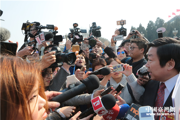 記者上兩會:追得上劉翔 扛得起“鋼鐵俠” 記者上兩會:追得上劉翔 扛得起“鋼鐵俠”