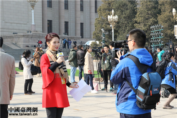 記者上兩會:追得上劉翔 扛得起“鋼鐵俠” 記者上兩會:追得上劉翔 扛得起“鋼鐵俠”