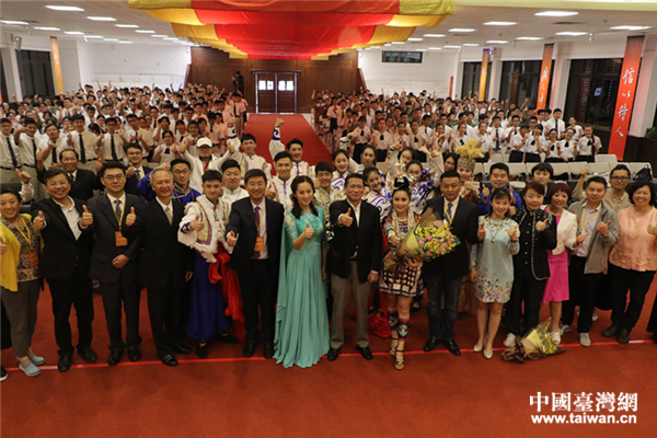 中央民族大學、北京戲曲藝術職業(yè)學院、忠信學校的師生共同合影。 中央民族大學、北京戲曲藝術職業(yè)學院、忠信學校的師生共同合影。