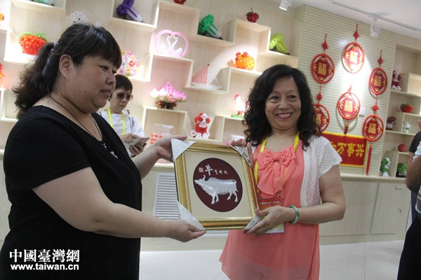 臺灣嘉賓現(xiàn)場購買工藝品。 臺灣嘉賓現(xiàn)場購買工藝品。