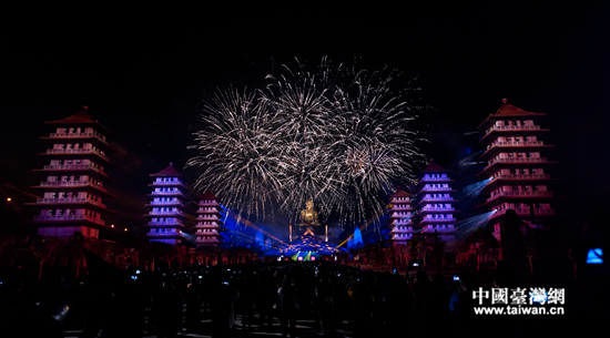 臺灣佛光山舉行煙火表演慶賀新春佳節。 臺灣佛光山舉行煙火表演慶賀新春佳節。