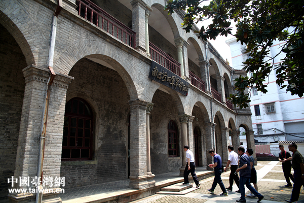 參加第十三屆黃埔論壇的部分成員進入南昌新四軍軍部舊址參觀 參加第十三屆黃埔論壇的部分成員進入南昌新四軍軍部舊址參觀