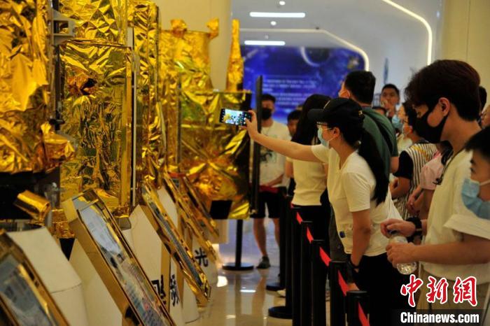 營員們在長光衛星技術有限公司參觀。 高龍安 攝