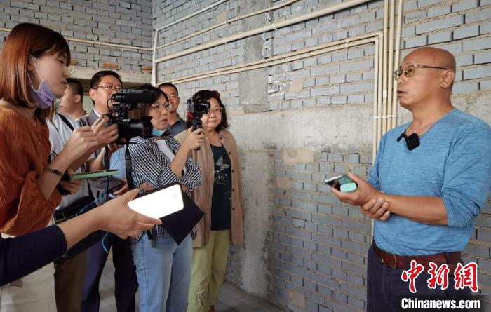 臺(tái)灣媒體采訪落戶武威的臺(tái)灣“新農(nóng)人”。 丁思 攝