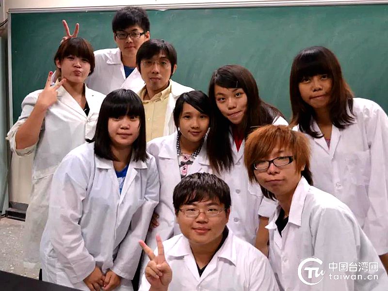 在中臺科技大學(xué)任教期間與學(xué)生們亦師亦友_副本