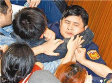 “太陽花學運”期間,“反服貿(mào)”學生占領臺灣“立法院”議場,與警員推撞。(圖片來源:臺灣《中時電子報》)_副本.jpg