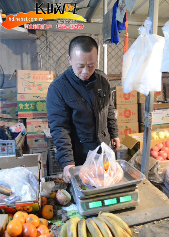 水果店老板學(xué)習(xí)“傻根”13年誠(chéng)信經(jīng)營(yíng) 拒絕宰客 水果店老板學(xué)習(xí)“傻根”13年誠(chéng)信經(jīng)營(yíng) 拒絕宰客