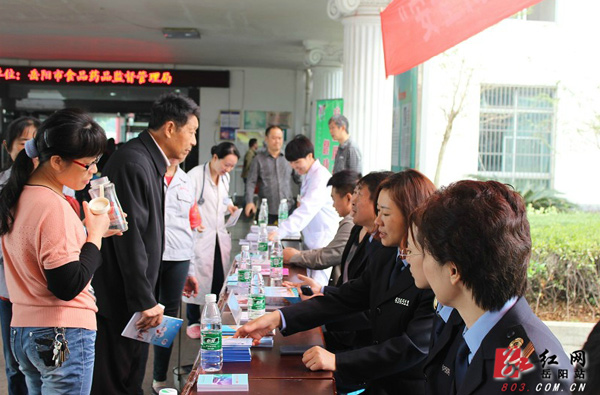 岳陽(yáng)強(qiáng)推誠(chéng)信建設(shè)制度化 “紅黑榜”讓消費(fèi)者舒心 岳陽(yáng)強(qiáng)推誠(chéng)信建設(shè)制度化 “紅黑榜”讓消費(fèi)者舒心