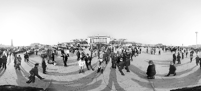 上午,全國人大代表步入廣場。第十二屆全國人民代表大會(huì)第五次會(huì)議今天閉幕 VR拍攝/記者 黑克