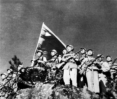 走進“上甘嶺特功八連”——站在布滿381個彈孔的戰旗前_fororder_1