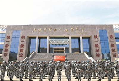 走進“上甘嶺特功八連”——站在布滿381個彈孔的戰旗前_fororder_2