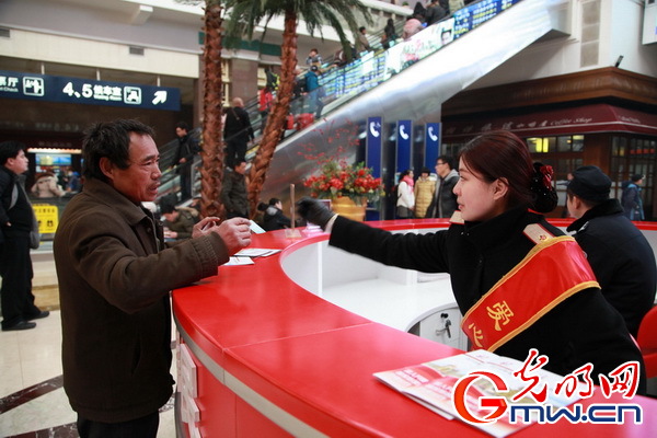 北京站客運車間大廳服務(wù)崗:北京站的門面