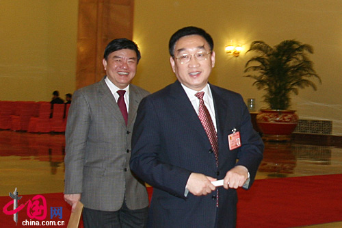 水利部長陳雷(圖左)、衛生部長陳竺(圖右)經過人民大會堂北門一笑而過 水利部長陳雷(圖左)、衛生部長陳竺(圖右)經過人民大會堂北門一笑而過