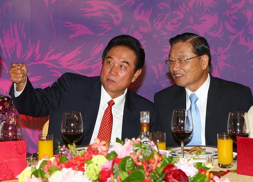 11月3日晚,海基會在臺北101大樓舉行宴會,歡迎陳云林會長率領的海協會協商代表團。這是陳云林和江丙坤在宴會上交談。新華社記者邢廣利攝