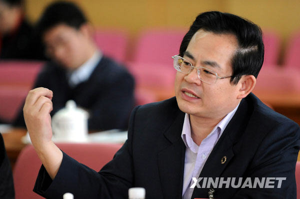 來自四川的全國政協委員劉家強說,四川的災后重建應以民生為重,優先恢復建設學校、醫院和道路等與老百姓密切相關的公共設施,應把老百姓最需要解決的問題優先考慮。