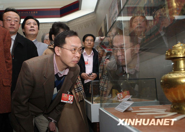 3月11日,出席全國(guó)政協(xié)十一屆二次會(huì)議的部分全國(guó)政協(xié)委員來到北京民族文化宮參觀西藏民主改革50年展覽。