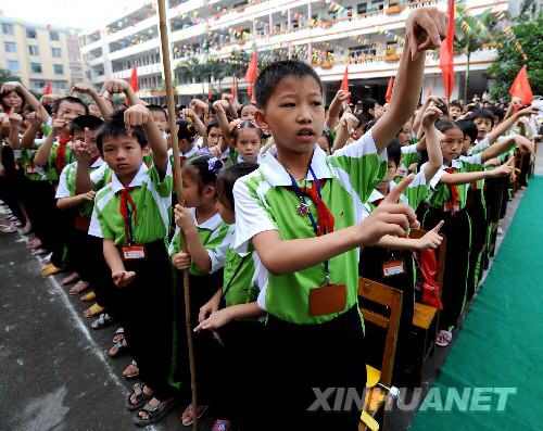 5月30日,廣西岑溪市第二小學(xué)學(xué)生集體表演手語(yǔ)節(jié)目《相親相愛(ài)》。 當(dāng)日,廣西岑溪市第二小學(xué)開(kāi)展“關(guān)愛(ài)災(zāi)區(qū)兒童 同歡‘六一’佳節(jié)”活動(dòng)。通過(guò)多彩的節(jié)目表演,讓最近轉(zhuǎn)學(xué)來(lái)校的兩名災(zāi)區(qū)兒童感受濃濃的集體情誼,共同迎接“六一”兒童節(jié)到來(lái)。