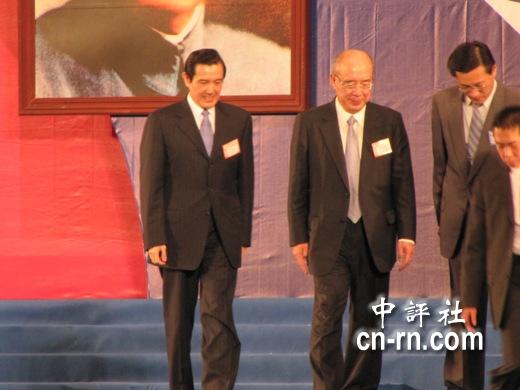 交接典禮結(jié)束,馬英九親自送伯公走到臺(tái)下。(中評(píng)社 康子仁攝)