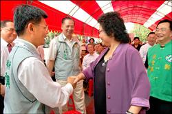 陳菊與楊秋興站臺(tái)互有攻防 較勁意味十足(圖)