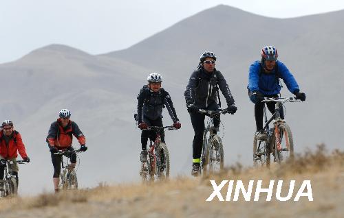 資料圖片:幾名外國游客騎車前往珠峰旅游(攝于2007年5月14日)。 新華社記者 索朗羅布 攝