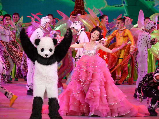 黃圣依央視春晚獨(dú)唱第一聲盡顯過硬唱功(組圖)